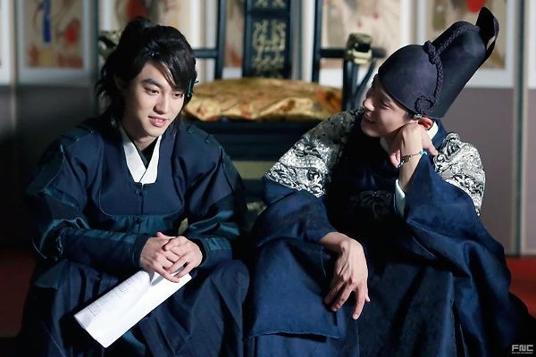 Park Bo Gum as Lee Yeong & Kwak Dong Yeon as Kim Byung Yeon in Moonlight Drawn by Clouds